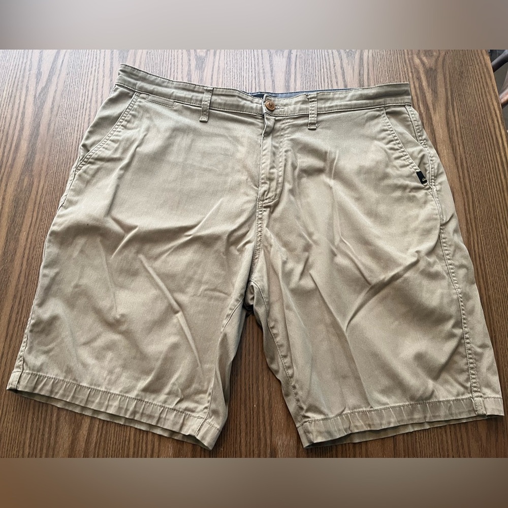 Quiksilver Men's Beige Flat Front Shorts size 36
